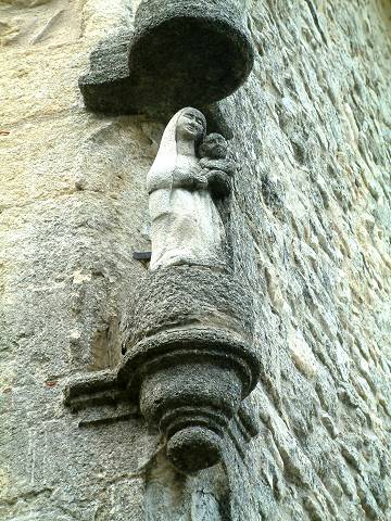 statue